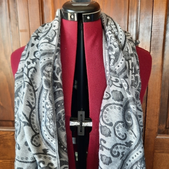 Gray maroon paisley pattern knit scarf with fringe - Picture 2 of 9